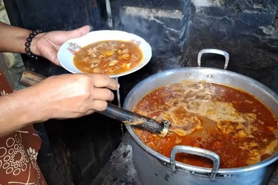 Tiga Lontong Kikil Legendaris Malang yang Tak Pernah Pudar Rasa Nagihnya!
