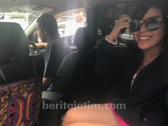 Pakai Rok Mini yang Seksi, Avrielyya Syaqqila Datangi Polda Jatim untuk Wajib Lapor