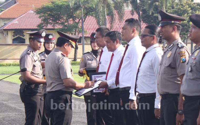 Kompol Sugeng Purwanto Raih Penghargaan dari Kapolda Jatim