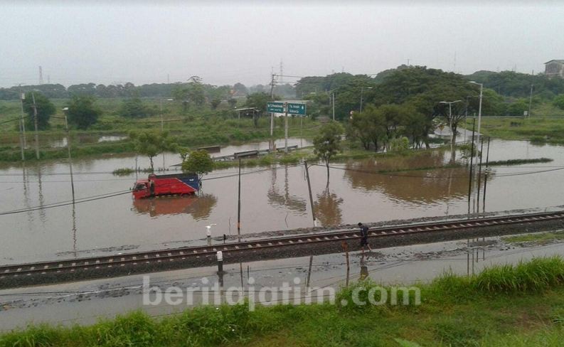 Banjir Setengah Meter, Jalan Raya Porong Ditutup
