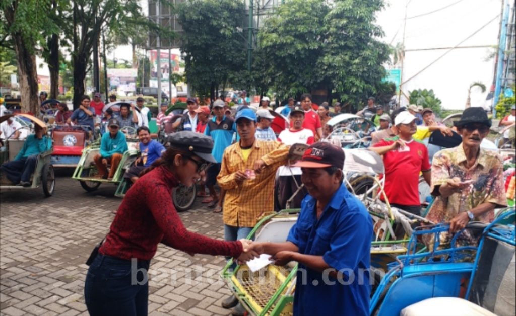 Sukses Garap Album, Penyanyi Dangdut Koplo Santuni Abang Becak