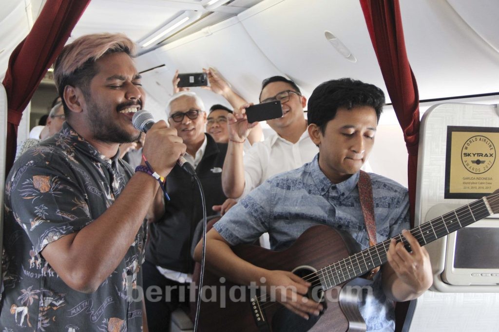 Live Akustik di Penerbangan Garuda