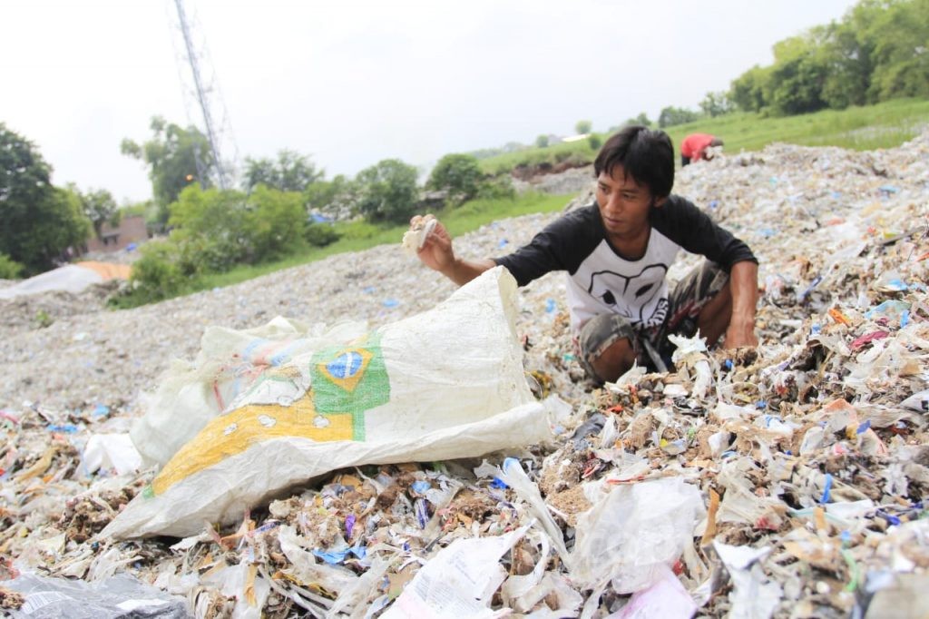 Pilah Sampah, Jika Beruntung Warga Pungging Bisa Temukan Harta Karun