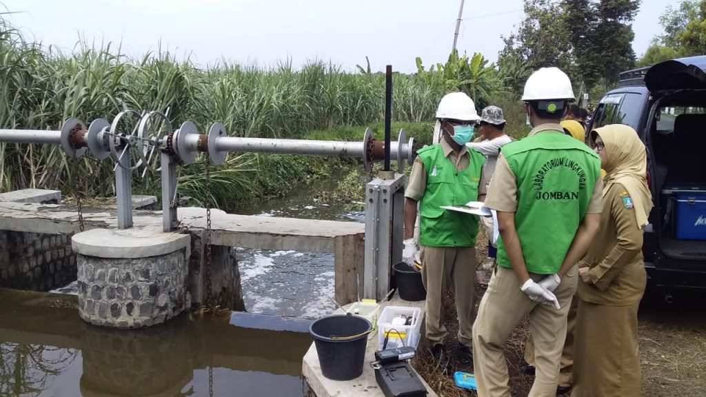 DLH Jombang Ambil Sampel Sungai Berbusa