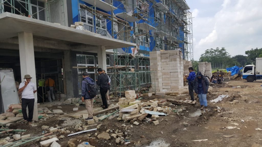 Tak Dibayar, Pekerja Rusunawa di Malang Demo