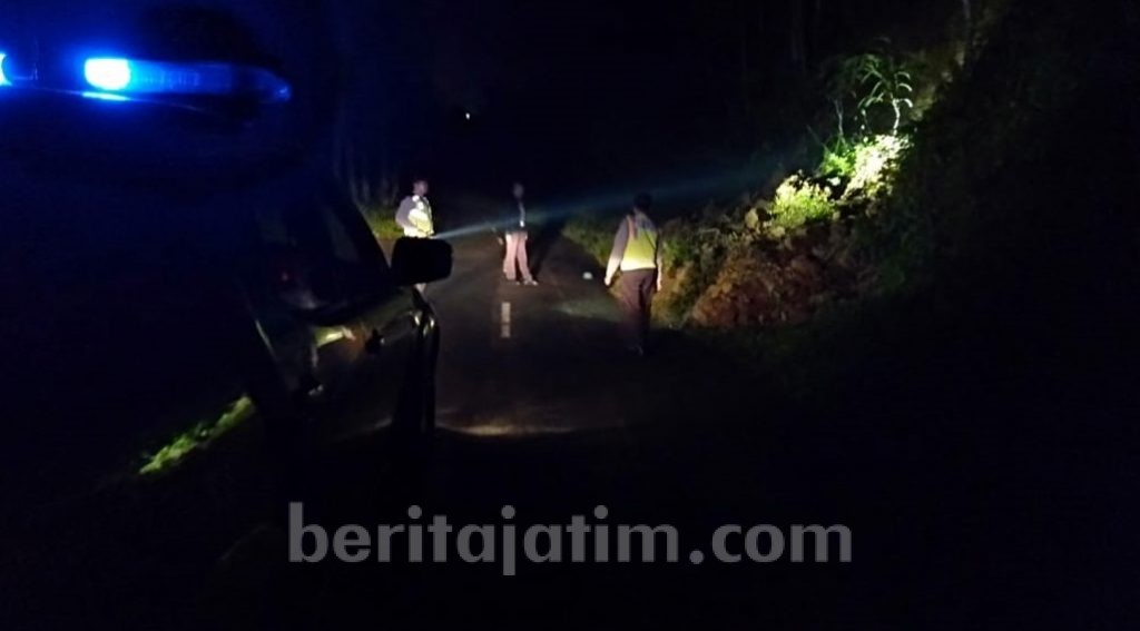 Jalan Menuju Wisata Air Terjun Ironggolo dan Dollo Kediri Longsor