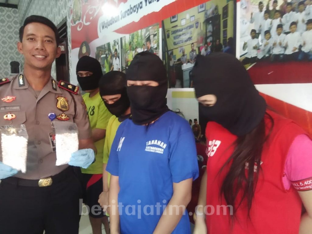 Dua Cewek Ini Nekat Jadi Pengecer Koplo, Ini Akibatnya