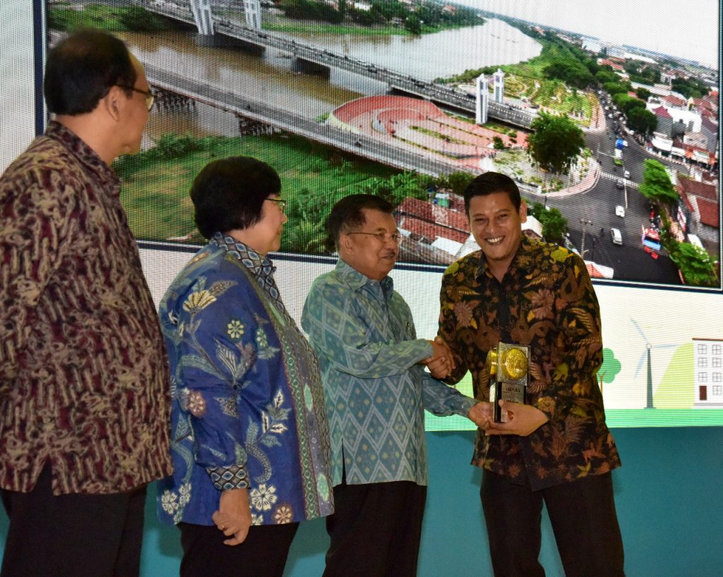 Mas Abu Terima Piala Adipura dari Wapres Jusuf Kalla di Jakarta