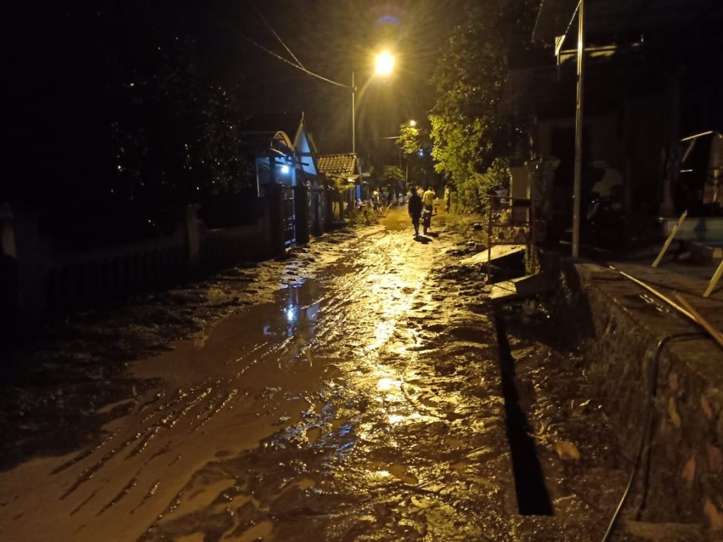 Hujan Disertai Angin, 3 Rumah di Mojokerto Terendam Air Lumpur