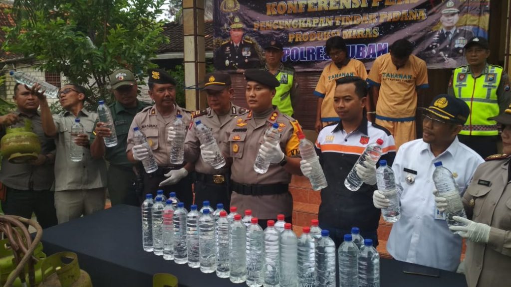 Rumah Berdekatan, Dua Warga Ini Kompak Produksi Arak