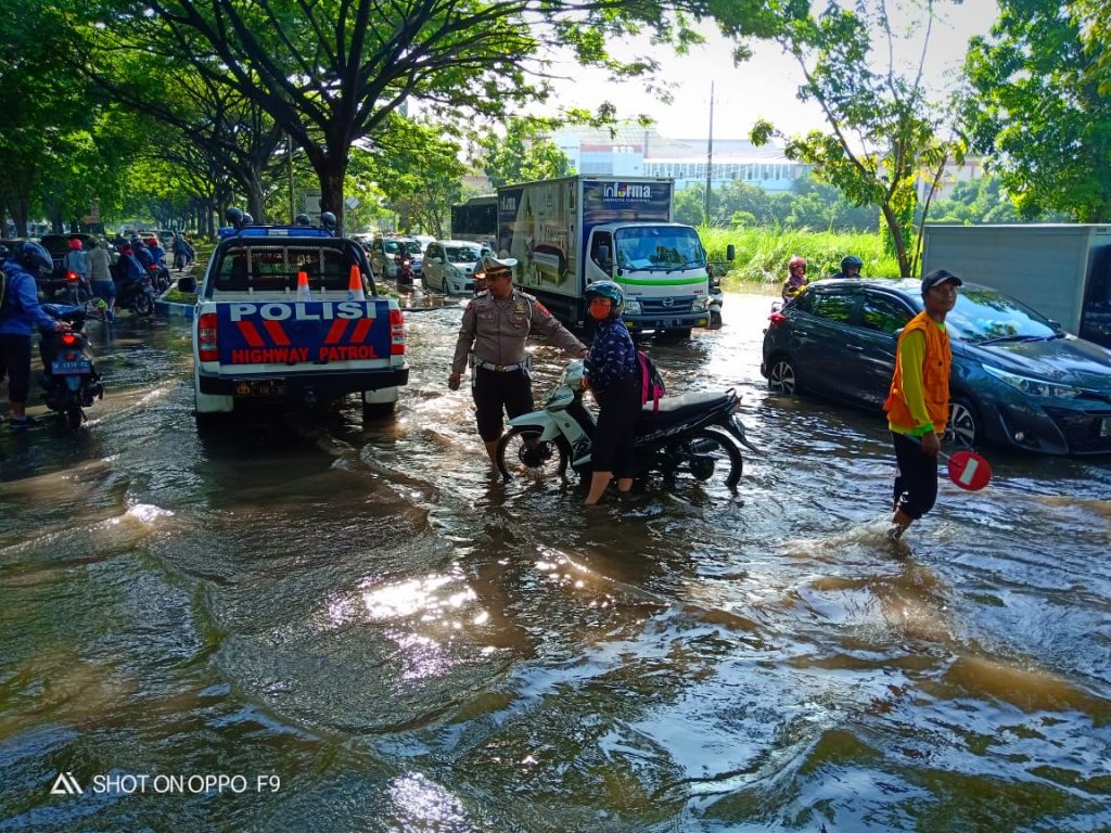 Jalan Raya Juanda Masih Tergenang Air