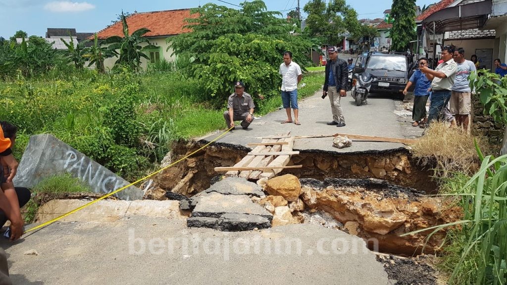 BPBD Pamekasan Lakukan Tanggap Darurat Jalan Amblas