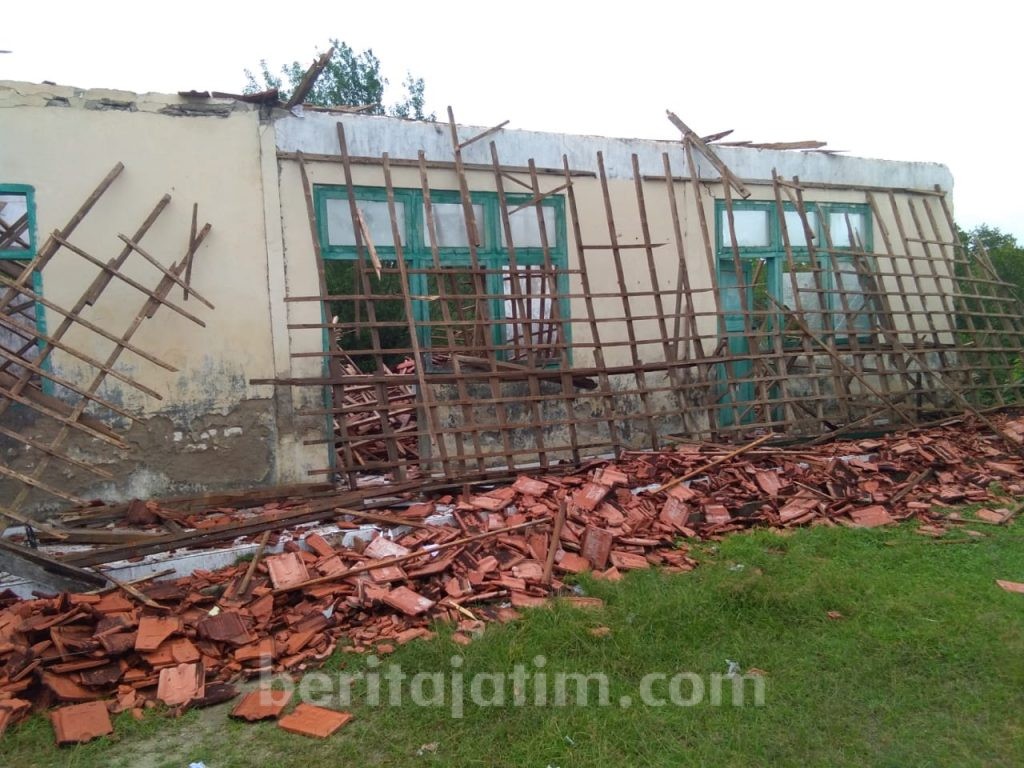 Diterjang Angin Kencang, Gedung MI Nurul Islam Rata dengan Tanah