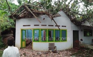 Badai Angin di Malang Sebabkan Rumah Tertimpa Pohon