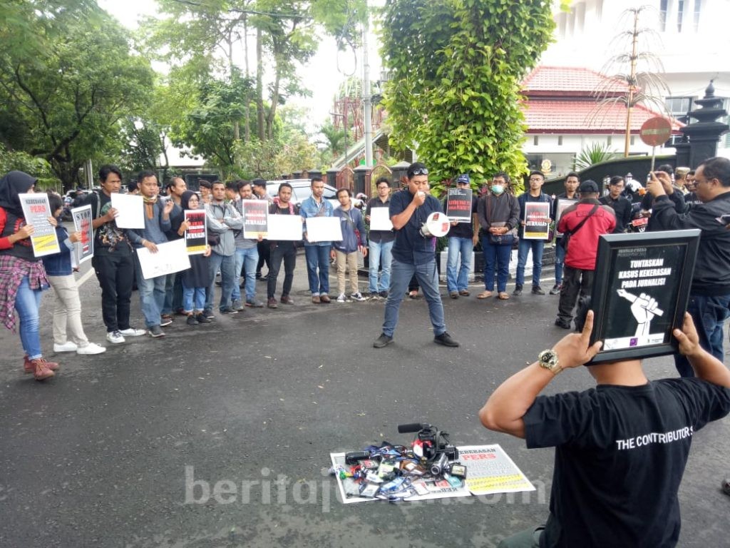 Jurnalis dan Mahasiswa di Malang Tolak Remisi Jokowi untuk Susrama