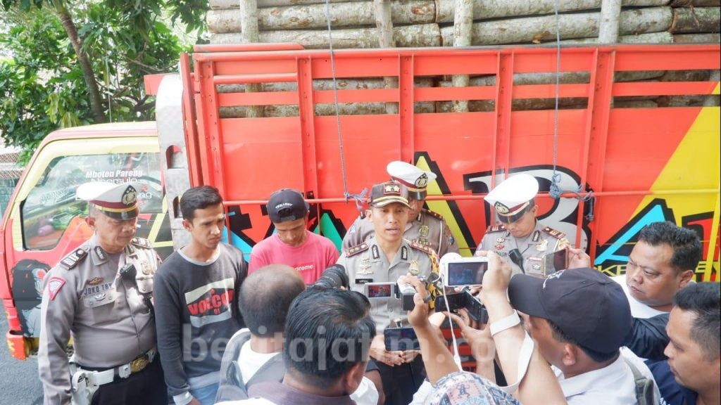 Satlantas Lumajang Amankan Truk Bergoyang