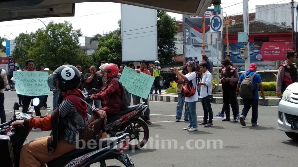 AJI-IJTI Jember Demo Tuntut Jokowi Batalkan Remisi Pembunuh Wartawan