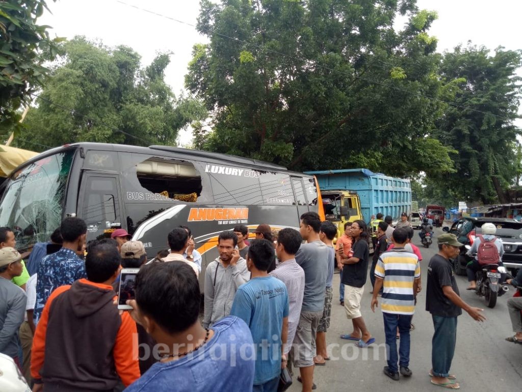 Rem Blong, Dump Truk Tabrak Bus Karyawan