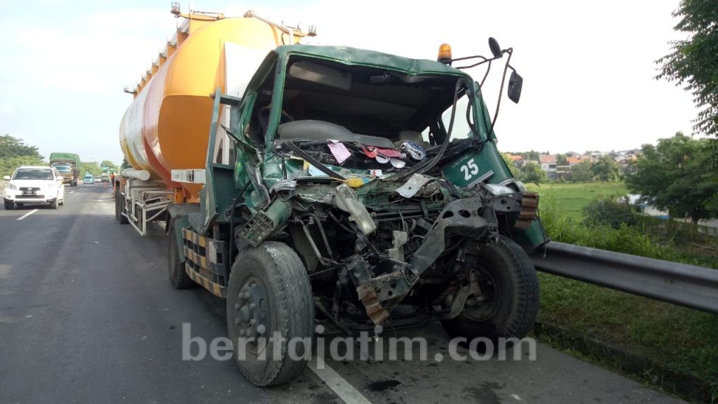 Diduga Ngantuk, Truk Trailer Tabrak Dump Truk di Jalan Tol
