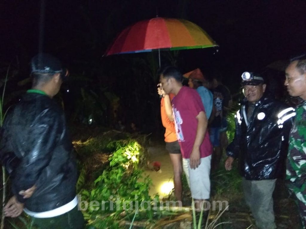 Air Sungai Meluap, Ibu dan Anak Terseret Arus
