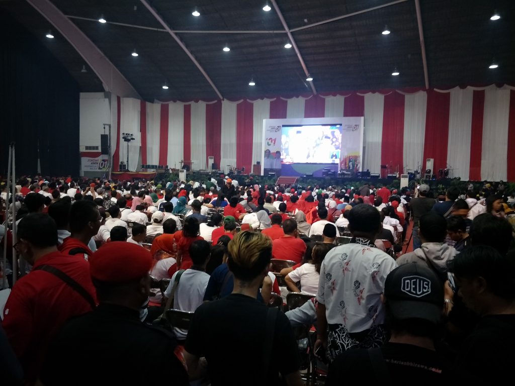Ribuan Pendukung Jokowi Padati Nobar Debat Capres di Surabaya