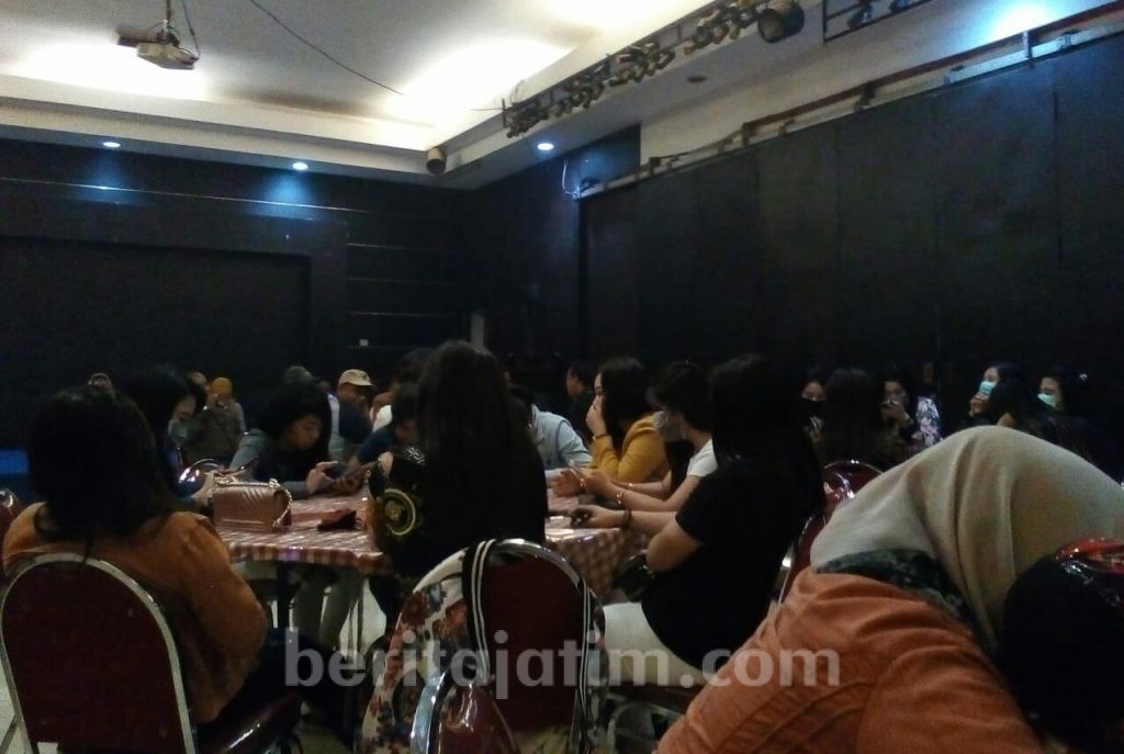 Pemandu Lagu dan Pengusaha Sesalkan Penutupan Tempat Karaoke