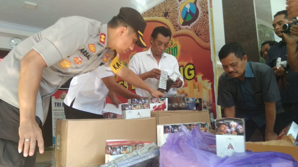 Polisi Sita Ribuan Rokok Ilegal di Lumajang
