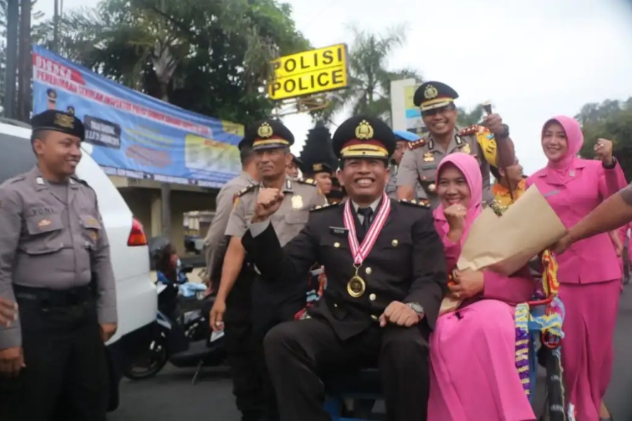 Kapolresta Kediri Kayuh Becak Purna Polri