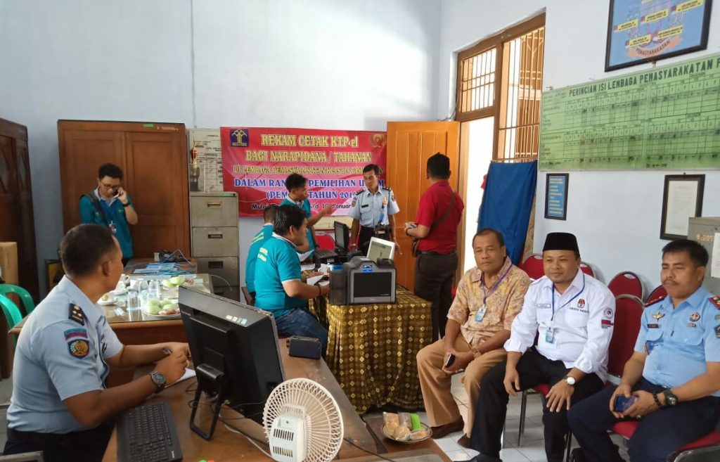 Dispenduk Capil ‘Jemput Bola’ di Lapas Pamekasan