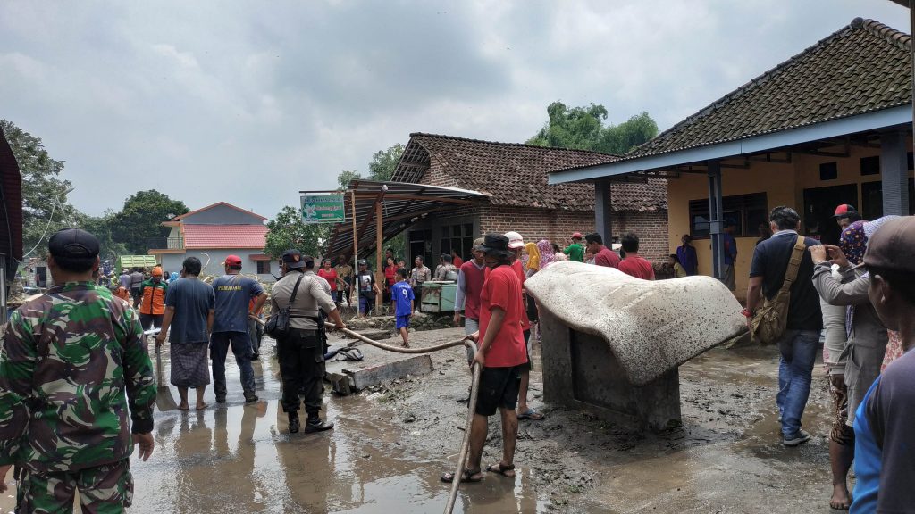 Warga di Mojokerto Mulai Bersihkan Lumpur