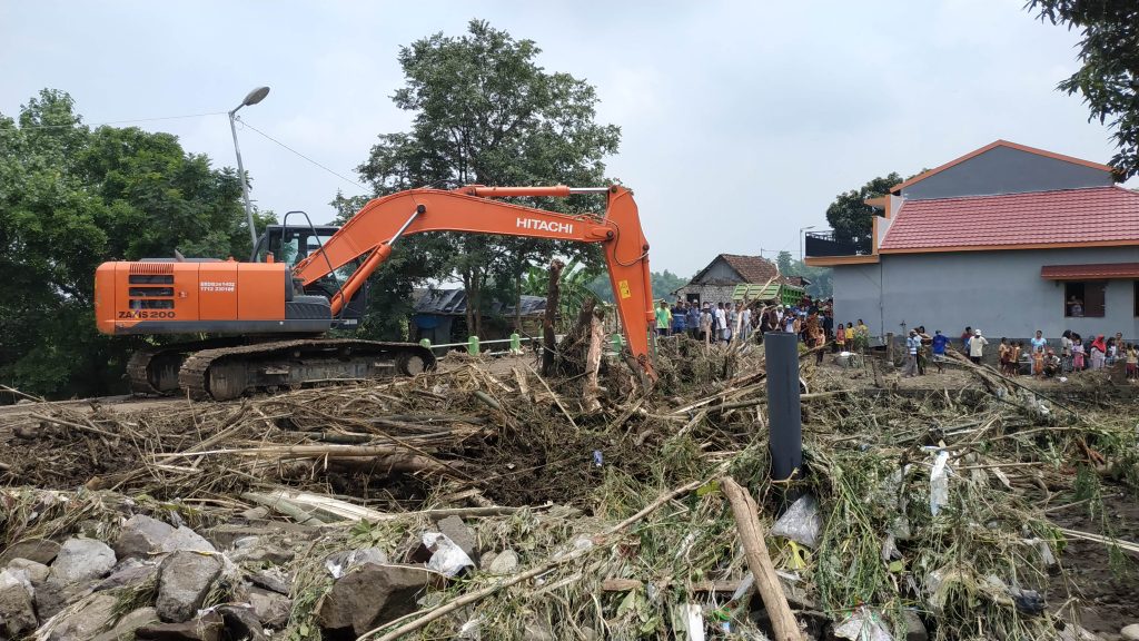BPBD Kabupaten Mojokerto Terjunkan Alat Berat