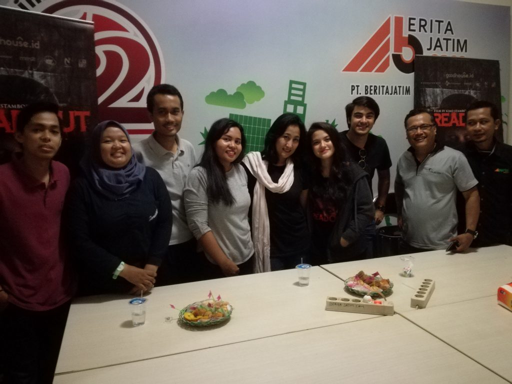 Serunya Artis Film ‘Dreadout’ ke Redaksi beritajatim.com