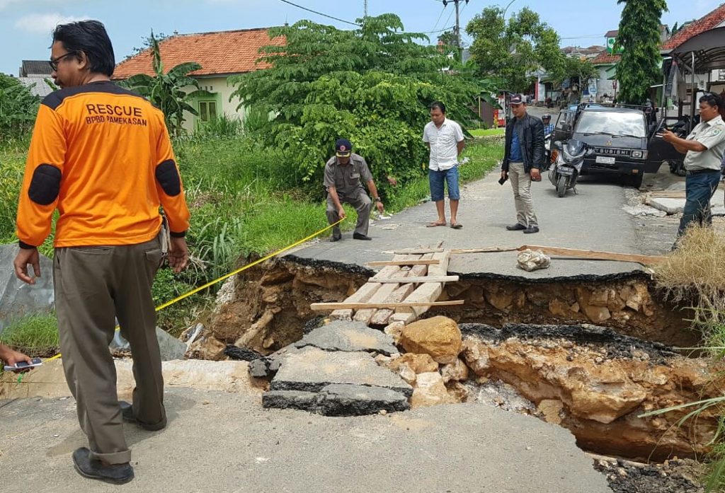 Akses Jalan Kabupaten di Pamekasan Ambles