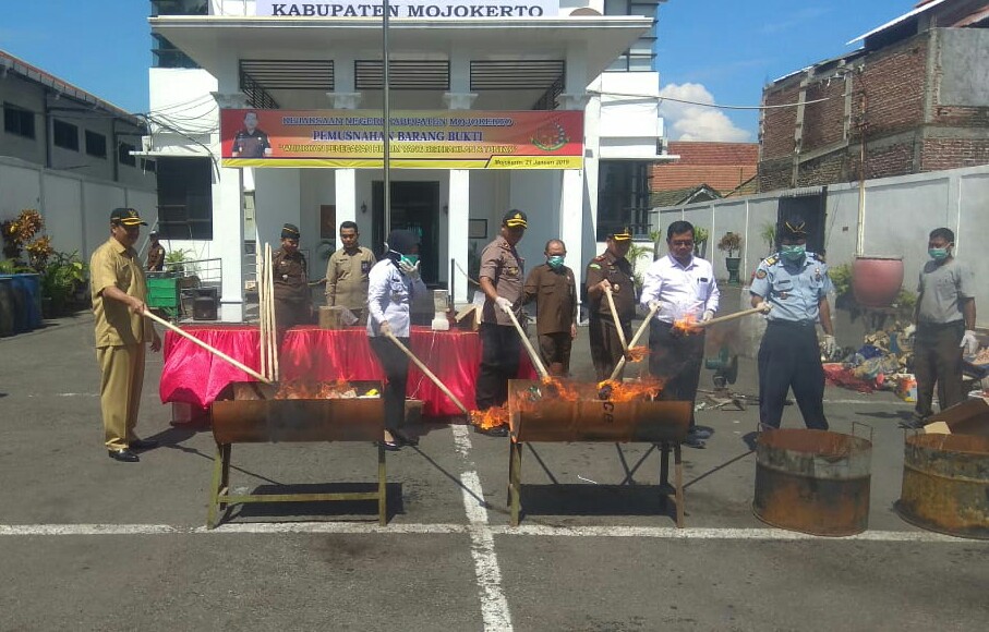 Tanggani 292 Perkara, Kejari Kabupaten Mojokerto Musnahkan BB Senilai Rp750 Juta