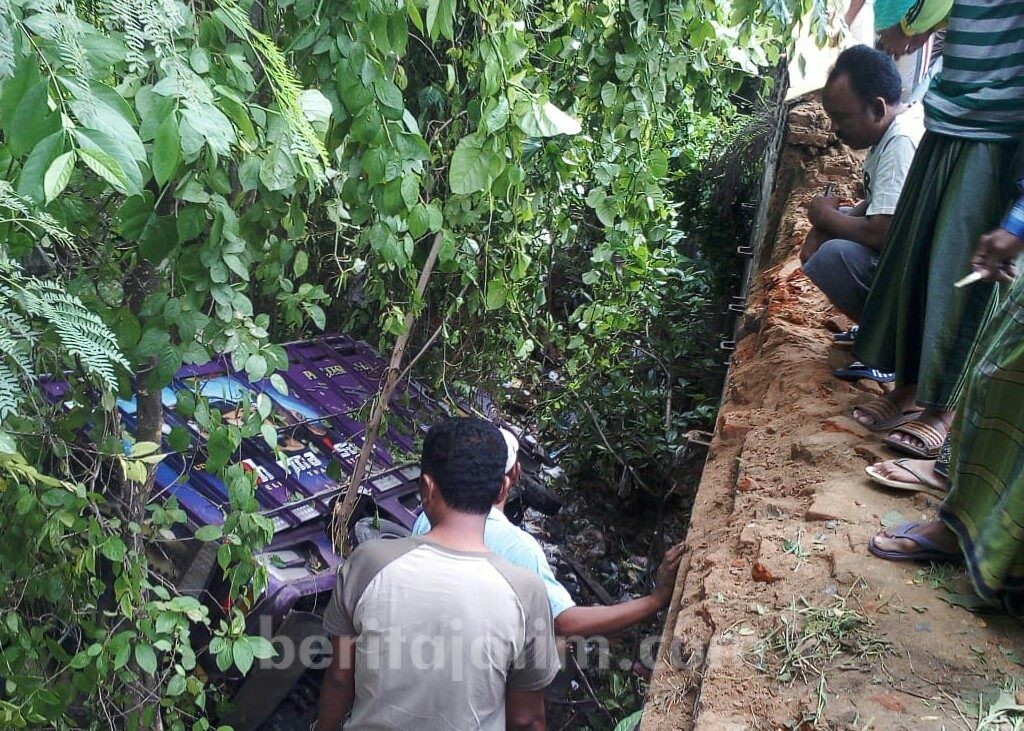 Tabrak Pembatas, Truk Bermuatan Pasir Terjun Sungai