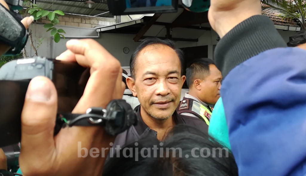 Geledah Rumah M.Hidayat, Satgas Keluar Bawa Satu Koper Warna Orange
