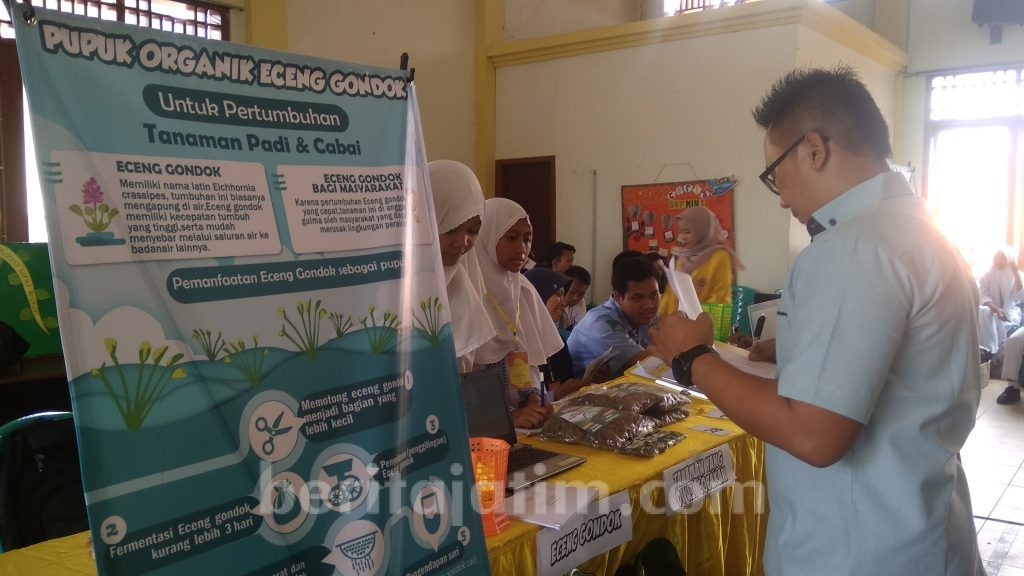 Milenial Ciptakan Eceng Gondok Jadi Pupuk Organik