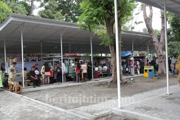 Pemkab Kediri Tata Puluhan PKL Taman Ringin Budho Pare
