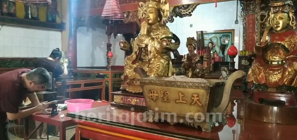 Jelang Imlek, Klenteng Tri Dharma Kediri Ritual Mandikan Patung Dewa