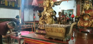 Jelang Imlek, Klenteng Tri Dharma Kediri Ritual Mandikan Patung Dewa