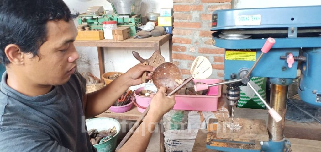 Penderita Gangguan Jiwa Tekuni Kerajinan Batok Kelapa, Omzetnya Puluhan Juta