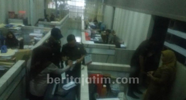 Kantor Sekretaris BPPKAD Gresik Digeledah Kejaksaan