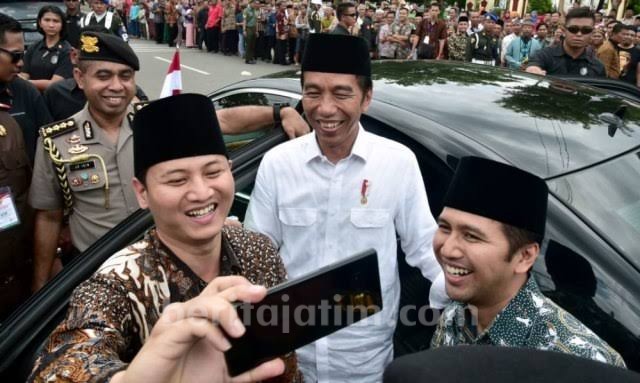SCG Cium ‘Bau Tak Sedap’ Emil Dardak vs Mas Ipin
