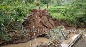 Dihantam Banjir, Jembatan Sumbermanjing Kulon Malang, Putus
