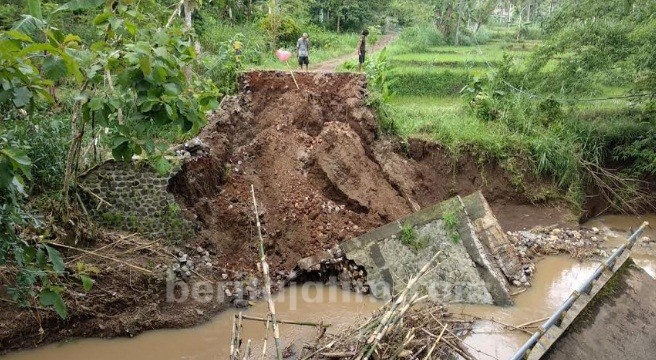 Dihantam Banjir, Jembatan Sumbermanjing Kulon Malang, Putus