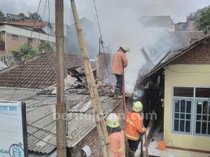 Ditinggal ke Pasar Lawang, Rumah Terbakar