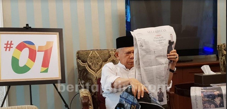 Jelang Debat, Kiai Ma’ruf Baca Koran dan Bermain dengan Cucu