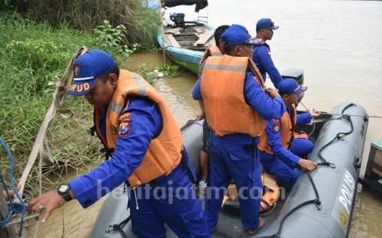 Pengendara Motor Tercebur Sungai Bengawan Solo Belum Ditemukan