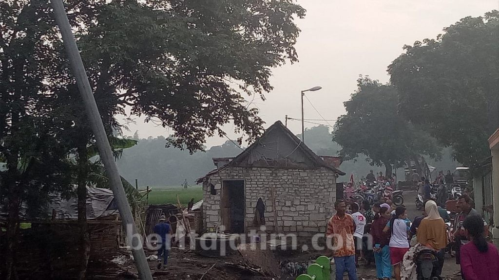 Longsor di Pacet Terjang Rumah, Satu Warga Terluka