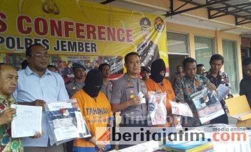 Polres Jember Serahkan 2 Tersangka OTT Pungli KTP ke Jaksa